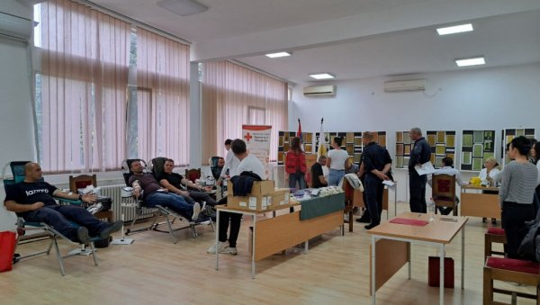 ЗАПОСЛЕНИ У КПЗ ПОЖАРЕВАЦ У НОВОЈ ХУМАНИТАРНОЈ АКЦИЈИ: Донирали крв, а међу њима и даваоци -рекордери (ФОТО) ЗАПОСЛЕНИ У КПЗ ПОЖАРЕВАЦ У НОВОЈ ХУМАНИТАРНОЈ АКЦИЈИ: Донирали крв, а међу њима и даваоци -рекордери (ФОТО)