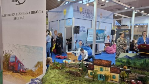 NA SAJMU OBRAZOVANJA PREDSTAVILE SE SREDNJE ŠKOLE: Đaci pokazali zimnicu, med, cvetne aranžmane NA SAJMU OBRAZOVANJA PREDSTAVILE SE SREDNJE ŠKOLE: Đaci pokazali zimnicu, med, cvetne aranžmane