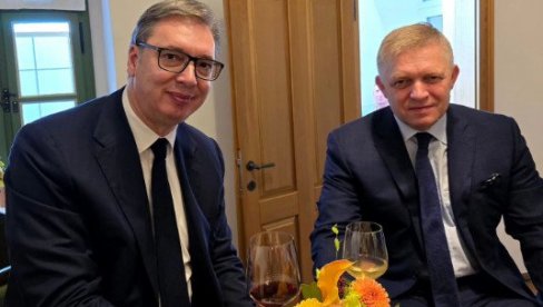 ROBERTU FICU ŽELIM DOBRO ZDRAVLJE Vučić: Srećan što sam imao priliku da podelim čašu dobrog vina sa velikim prijateljem (FOTO) ROBERTU FICU ŽELIM DOBRO ZDRAVLJE Vučić: Srećan što sam imao priliku da podelim čašu dobrog vina sa velikim prijateljem (FOTO)
