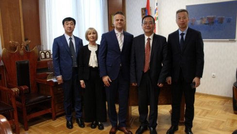 UNIVERZITETSKA SARADNJA SA KINOM : Potpisan ugovor o saradnji između Univerziteta u Kragujevcu i Hudžou koledža iz Kine UNIVERZITETSKA SARADNJA SA KINOM : Potpisan ugovor o saradnji između Univerziteta u Kragujevcu i Hudžou koledža iz Kine