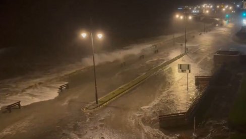TALASI VISOKI 20 METARA, UDARI VETRA 150 KILOMETARA NA ČAS: Apokaliptični prizori oluje, priroda pokazala svu svoju silu (VIDEO) TALASI VISOKI 20 METARA, UDARI VETRA 150 KILOMETARA NA ČAS: Apokaliptični prizori oluje, priroda pokazala svu svoju silu (VIDEO)