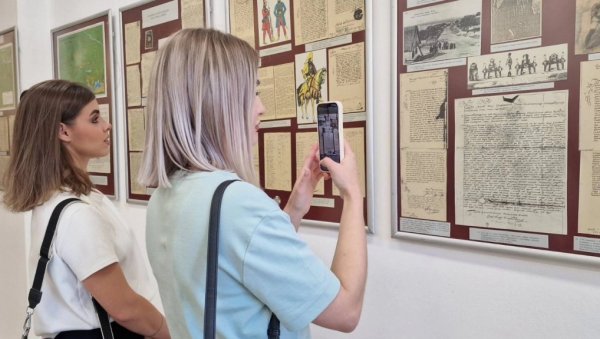 ИСТОРИЈА ПЕСМОМ ОПЕВАНА: Чланови Руског козачког хора у Архиву Војводине (ФОТО/ВИДЕО) ИСТОРИЈА ПЕСМОМ ОПЕВАНА: Чланови Руског козачког хора у Архиву Војводине (ФОТО/ВИДЕО)