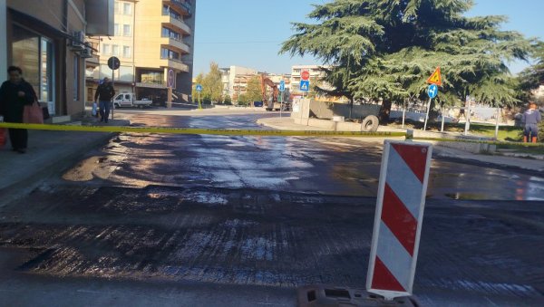 ЗБОГ РАДОВА НА АСФАЛТИРАЊУ: Забрана саобраћаја у три улице у Параћину у зони моста (ФОТО) ЗБОГ РАДОВА НА АСФАЛТИРАЊУ: Забрана саобраћаја у три улице у Параћину у зони моста (ФОТО)