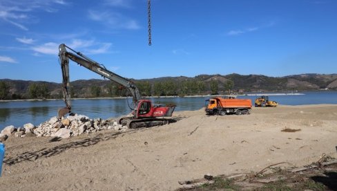 GOSTI STIŽU I DUNAVOM: Marina kod Velikog Gradišta važna koliko i brza saobraćajnica od Požarevca do Golupca GOSTI STIŽU I DUNAVOM: Marina kod Velikog Gradišta važna koliko i brza saobraćajnica od Požarevca do Golupca