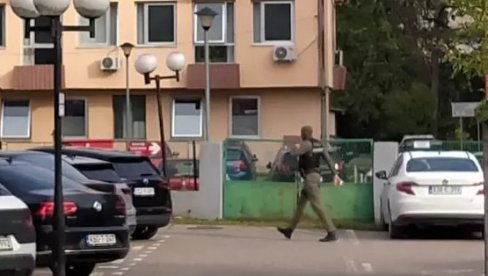 SIPA ČEŠLJA FOND ZDRAVSTVENOG OSIGURANJA: Stigao i direktor u pratnji istražilaca SIPA ČEŠLJA FOND ZDRAVSTVENOG OSIGURANJA: Stigao i direktor u pratnji istražilaca