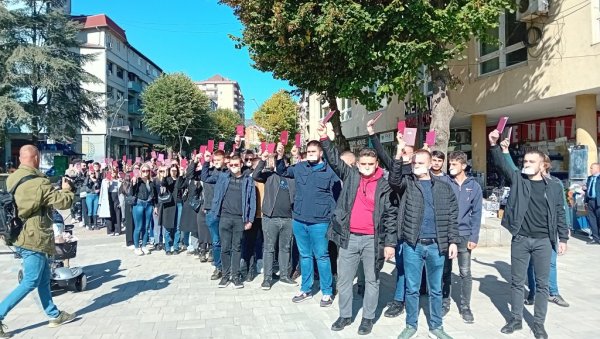 СТУДЕНТИ ДИГЛИ ГЛАС ПРОТИВ КУРТИЈЕВОГ ТЕРОРА: Велики протест у Косовској Митровици (ФОТО) СТУДЕНТИ ДИГЛИ ГЛАС ПРОТИВ КУРТИЈЕВОГ ТЕРОРА: Велики протест у Косовској Митровици (ФОТО)