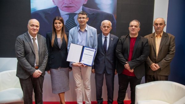 Фондација „За српски народ и државу” доделила захвалницу Институту за политичке студије Фондација „За српски народ и државу” доделила захвалницу Институту за политичке студије
