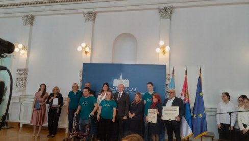 OBELEŽEN DAN OSLOBOBOĐENJA NOVOG SADA U DRUGOM SVETSKOM RATU: Na svečanosti u Gradskoj kući uručena najviša gradska priznanja OBELEŽEN DAN OSLOBOBOĐENJA NOVOG SADA U DRUGOM SVETSKOM RATU: Na svečanosti u Gradskoj kući uručena najviša gradska priznanja