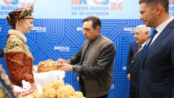 ШОЛАКОВИ МЕДИЈИ ПОКАЗАЛИ ПАКОСТ И ЗЛО, АЛИ НАЈПРЕ ГЛУПОСТ: У жељи да напакосте Србији нису приметили дочек Александра Вулина у Русији ШОЛАКОВИ МЕДИЈИ ПОКАЗАЛИ ПАКОСТ И ЗЛО, АЛИ НАЈПРЕ ГЛУПОСТ: У жељи да напакосте Србији нису приметили дочек Александра Вулина у Русији