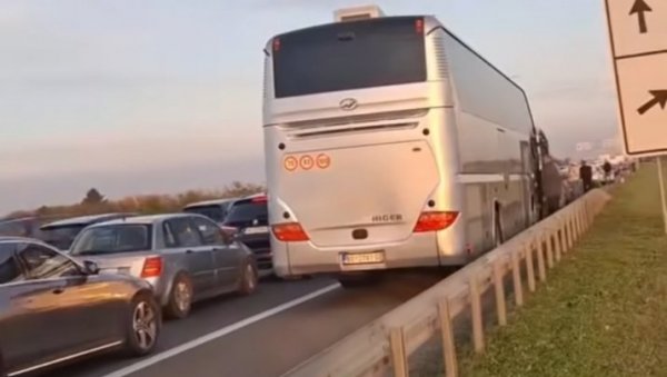 ЉУДИ ГУБЕ ЖИВЦЕ ОД УЖАСНИХ ГУЖВИ, НА ОВЕ ТРИ ЛОКАЦИЈЕ САОБРАЋАЈ СТОЈИ: Возачи излазе из аутомобила на сред ауто-пута (ВИДЕО) ЉУДИ ГУБЕ ЖИВЦЕ ОД УЖАСНИХ ГУЖВИ, НА ОВЕ ТРИ ЛОКАЦИЈЕ САОБРАЋАЈ СТОЈИ: Возачи излазе из аутомобила на сред ауто-пута (ВИДЕО)