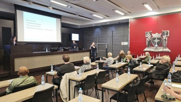 ЗАШТИТА ПЕНЗИОНЕРА ОД ПРЕВАРЕ: У општини Врачар одржана трибина Чувајмо једни друге ЗАШТИТА ПЕНЗИОНЕРА ОД ПРЕВАРЕ: У општини Врачар одржана трибина Чувајмо једни друге