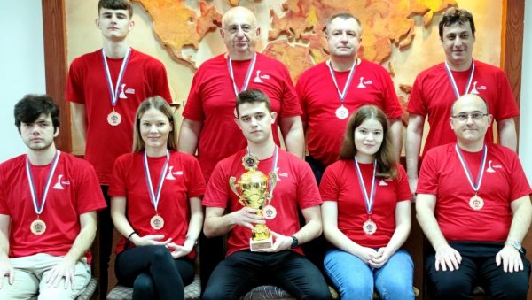 ПАРАЋИНСКИ ШАХИСТИ ИЗНАД ОЧЕКИВАЊА: Трећи у Лиги централне Србије (ФОТО) ПАРАЋИНСКИ ШАХИСТИ ИЗНАД ОЧЕКИВАЊА: Трећи у Лиги централне Србије (ФОТО)