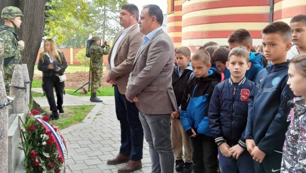 ВЕНЦИ НА СПОМЕНИК МАЈОРУ МАРКУ: У Параћину обележен Дан ослобођења у Великом рату (ФОТО) ВЕНЦИ НА СПОМЕНИК МАЈОРУ МАРКУ: У Параћину обележен Дан ослобођења у Великом рату (ФОТО)