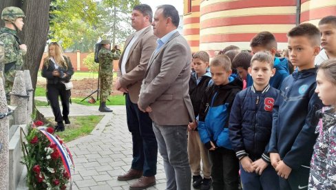 ВЕНЦИ НА СПОМЕНИК МАЈОРУ МАРКУ: У Параћину обележен Дан ослобођења у Великом рату (ФОТО) ВЕНЦИ НА СПОМЕНИК МАЈОРУ МАРКУ: У Параћину обележен Дан ослобођења у Великом рату (ФОТО)