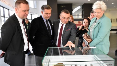 I VOJNE UNIFORME SVEDOCI HRABROSTI I ŽRTAVA: Izložba u novosadskom Istorijskom arhivu povodom 80 godina od oslobođenja grada I VOJNE UNIFORME SVEDOCI HRABROSTI I ŽRTAVA: Izložba u novosadskom Istorijskom arhivu povodom 80 godina od oslobođenja grada