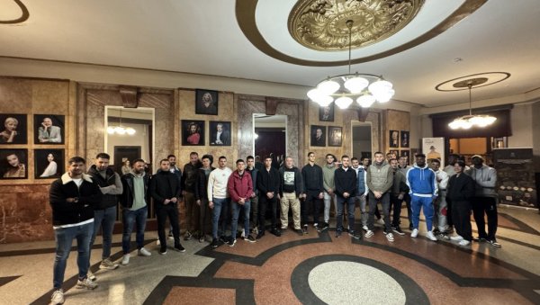 РАДНИЧКИ ЗА ПРИМЕР: Нишки фудбалери у Народном позоришту, позвали глумце на стадион (ФОТО/ВИДЕО) РАДНИЧКИ ЗА ПРИМЕР: Нишки фудбалери у Народном позоришту, позвали глумце на стадион (ФОТО/ВИДЕО)