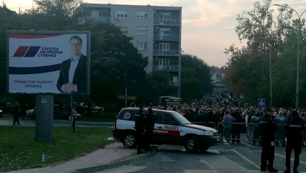 РОЂЕНДАНСКА ПРОСЛАВА СНС У ВРШЦУ: Више десетина хиљада људи из целе Србије пристигло у јужнобанатски град РОЂЕНДАНСКА ПРОСЛАВА СНС У ВРШЦУ: Више десетина хиљада људи из целе Србије пристигло у јужнобанатски град