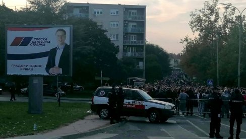 ROĐENDANSKA PROSLAVA SNS U VRŠCU: Više desetina hiljada ljudi iz cele Srbije pristiglo u južnobanatski grad ROĐENDANSKA PROSLAVA SNS U VRŠCU: Više desetina hiljada ljudi iz cele Srbije pristiglo u južnobanatski grad