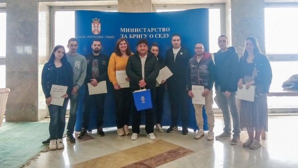 ДА СЕ СКУЋИ СЕДАМ ПОРОДИЦА: Обезбеђен новац за куповину сеоских кућа у Општини Житиште ДА СЕ СКУЋИ СЕДАМ ПОРОДИЦА: Обезбеђен новац за куповину сеоских кућа у Општини Житиште