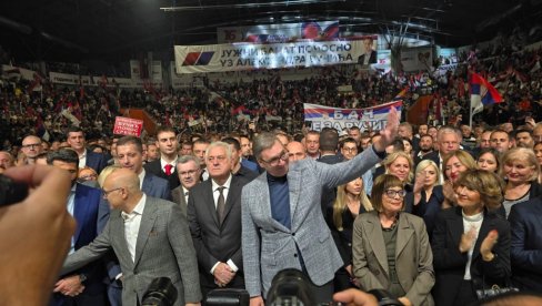 VUČIĆ IZ VRŠCA NA PROSLAVI ROĐENDANA SNS: Ispred hale je mnogo više ljudi nego ovde unutra, hvala vam VUČIĆ IZ VRŠCA NA PROSLAVI ROĐENDANA SNS: Ispred hale je mnogo više ljudi nego ovde unutra, hvala vam