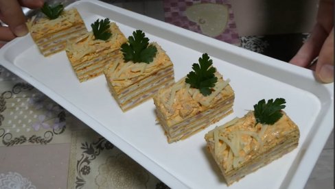 OMILJENO PREDJELO PRAZNIČNE I SLAVSKE TRPEZE: Slana rozen torta sa ajvarom, uživaćete u svakom zalogaju OMILJENO PREDJELO PRAZNIČNE I SLAVSKE TRPEZE: Slana rozen torta sa ajvarom, uživaćete u svakom zalogaju