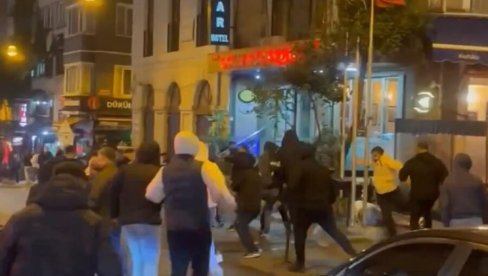 UZNEMIRUJUĆE SCENE: Turski navijači napravili sačekušu Englezima, užas obišao svet (VIDEO) UZNEMIRUJUĆE SCENE: Turski navijači napravili sačekušu Englezima, užas obišao svet (VIDEO)