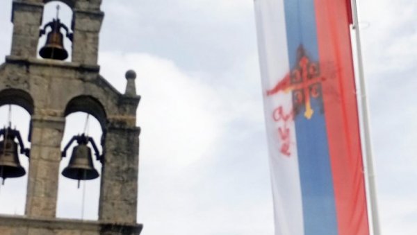 ЈОШ ЈЕДНА ПРОВОКАЦИЈА НА РАЧУН СРБА, ВЕРНИКА И СПЦ У ЦРНОЈ ГОРИ: Оскрнављена црквена тробојка у порти храма у Пољима код Мојковца (ФОТО) ЈОШ ЈЕДНА ПРОВОКАЦИЈА НА РАЧУН СРБА, ВЕРНИКА И СПЦ У ЦРНОЈ ГОРИ: Оскрнављена црквена тробојка у порти храма у Пољима код Мојковца (ФОТО)