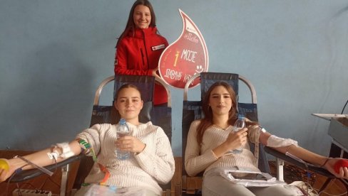 MLADI LJUDI VELIKOG SRCA: Srednjoškolci iz Zrenjanina masovno se odazvali akciji dobrvoljnog davalaštva krvi MLADI LJUDI VELIKOG SRCA: Srednjoškolci iz Zrenjanina masovno se odazvali akciji dobrvoljnog davalaštva krvi