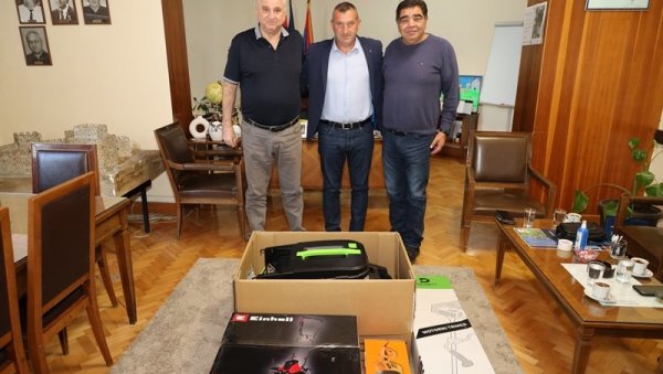 ДОНАЦИЈА ЗА ДЕЧАНЕ: Уручена опрема за одржавање зелених површина ДОНАЦИЈА ЗА ДЕЧАНЕ: Уручена опрема за одржавање зелених површина