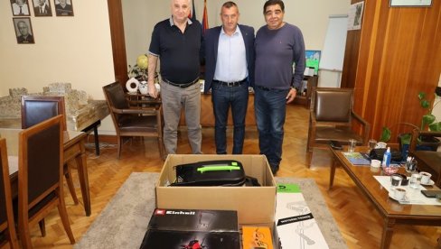 DONACIJA ZA DEČANE: Uručena oprema za održavanje zelenih površina DONACIJA ZA DEČANE: Uručena oprema za održavanje zelenih površina