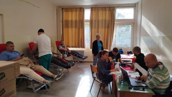ХУМАНИ ПАРАЋИНСКИ СРЕДЊОШКОЛЦИ: Донирали први пут крв у Економској школи (ФОТО) ХУМАНИ ПАРАЋИНСКИ СРЕДЊОШКОЛЦИ: Донирали први пут крв у Економској школи (ФОТО)