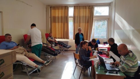 HUMANI PARAĆINSKI SREDNJOŠKOLCI: Donirali prvi put krv u Ekonomskoj školi (FOTO) HUMANI PARAĆINSKI SREDNJOŠKOLCI: Donirali prvi put krv u Ekonomskoj školi (FOTO)