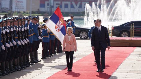SVEČANI DOČEK ISPRED PALATE SRBIJA: Vučić sa predsednicom EK Ursulom fon der Lajen (VIDEO)