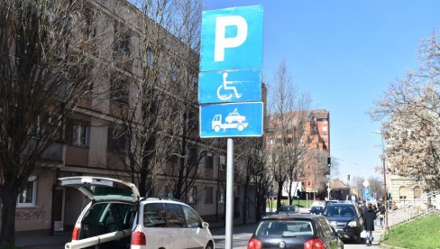 VOZAČI, ČUVAJTE SE PREVARANATA: Lažna naplata parkinga, na automobile kače nevažeće uplatnice (FOTO) VOZAČI, ČUVAJTE SE PREVARANATA: Lažna naplata parkinga, na automobile kače nevažeće uplatnice (FOTO)