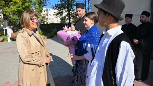 MALIŠANIMA VEĆ DESETI VRTIĆ: Predsednica Pokrajinske vlade u radnoj poseti Srbobranu (FOTO) MALIŠANIMA VEĆ DESETI VRTIĆ: Predsednica Pokrajinske vlade u radnoj poseti Srbobranu (FOTO)