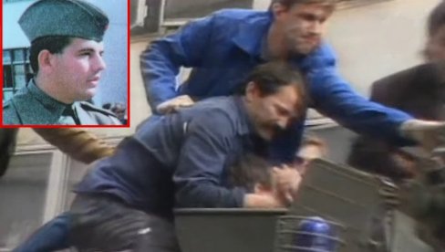 PSUJU I VREĐAJU UBIJENOG VOJNIKA I ĆIRILICU: Branitelji i Torcida protiv obeležja Makedoncu, kog su 1991. usmrtili Hrvati (FOTO/VIDEO) PSUJU I VREĐAJU UBIJENOG VOJNIKA I ĆIRILICU: Branitelji i Torcida protiv obeležja Makedoncu, kog su 1991. usmrtili Hrvati (FOTO/VIDEO)