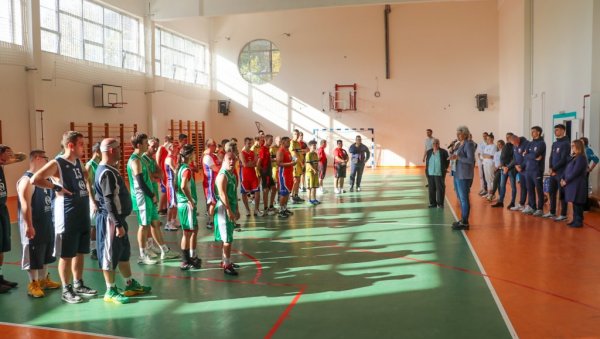 ВОЉА ЈАКА НЕМА ПРЕПРЕКА: Спортисти с посебним потребама у Новом Саду на турниру у кошарци (ФОТО) ВОЉА ЈАКА НЕМА ПРЕПРЕКА: Спортисти с посебним потребама у Новом Саду на турниру у кошарци (ФОТО)