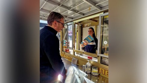 KAO U NEKA STARA VREMENA Vučić u pauzi između sastanaka: Prošetao sam do Terazija i kupio kokice (FOTO) KAO U NEKA STARA VREMENA Vučić u pauzi između sastanaka: Prošetao sam do Terazija i kupio kokice (FOTO)