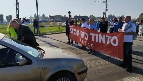 ЛАЖНИ ЕКОЛОЗИ БЛОКИРАЛИ ПУТЕВЕ У ШАПЦУ: Грађани бесни, не могу да дођу до својих породица, а појединцима је све то смешно (ФОТО/ВИДЕО) ЛАЖНИ ЕКОЛОЗИ БЛОКИРАЛИ ПУТЕВЕ У ШАПЦУ: Грађани бесни, не могу да дођу до својих породица, а појединцима је све то смешно (ФОТО/ВИДЕО)