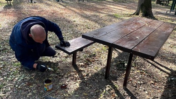 ЈЕСЕЊЕ УРЕЂЕЊЕ ЗАБРАНА: Обновљен мобилијар у познатом обреновачком излетишту ЈЕСЕЊЕ УРЕЂЕЊЕ ЗАБРАНА: Обновљен мобилијар у познатом обреновачком излетишту