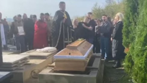 HILJADE LJUDI NA POSLEDNJEM ISPRAĆAJU: Sahranjen Ozren Maran, koji je ubijen u terorističkom napadu u Bosanskoj Krupi (VIDEO) HILJADE LJUDI NA POSLEDNJEM ISPRAĆAJU: Sahranjen Ozren Maran, koji je ubijen u terorističkom napadu u Bosanskoj Krupi (VIDEO)