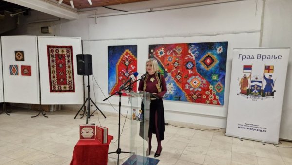 ДАР ЗА УМЕТНОСТ НОСИ У ГЕНИМА: Изложба ,,Путујуће шаре Србије“, унуке Боре Станковића у Врању (ФОТО) ДАР ЗА УМЕТНОСТ НОСИ У ГЕНИМА: Изложба ,,Путујуће шаре Србије“, унуке Боре Станковића у Врању (ФОТО)