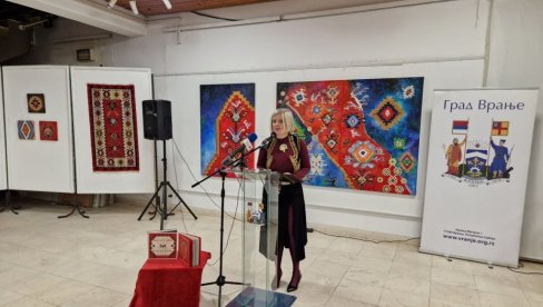 DAR ZA UMETNOST NOSI U GENIMA: Izložba ,,Putujuće šare Srbije“, unuke Bore Stankovića u Vranju (FOTO) DAR ZA UMETNOST NOSI U GENIMA: Izložba ,,Putujuće šare Srbije“, unuke Bore Stankovića u Vranju (FOTO)