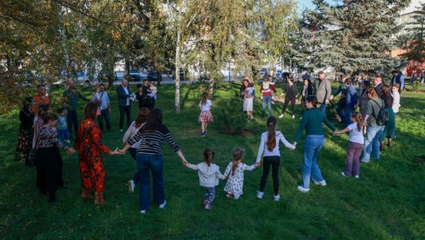 АКЦИЈА У КИКИНДИ „ДА СВА ДЕЦА РАСТУ“: Засађено 30 четинара за децу патуљастог раста (ФОТО) АКЦИЈА У КИКИНДИ „ДА СВА ДЕЦА РАСТУ“: Засађено 30 четинара за децу патуљастог раста (ФОТО)