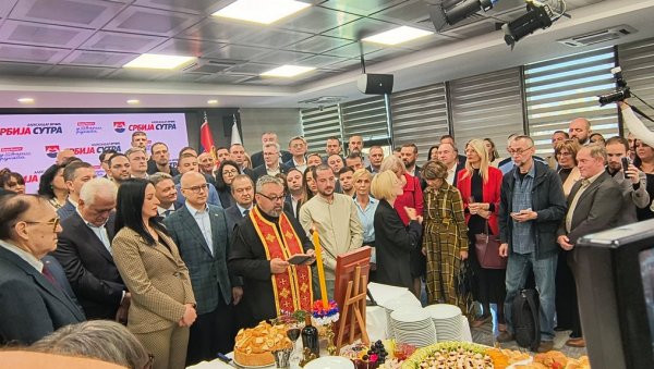 СНС ПРОСЛАВЉА СВЕТУ ПЕТКУ: Свечаност уприличена у просторијама странке на Новом Београду (ФОТО/ВИДЕО) СНС ПРОСЛАВЉА СВЕТУ ПЕТКУ: Свечаност уприличена у просторијама странке на Новом Београду (ФОТО/ВИДЕО)