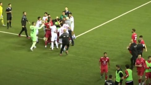 СРАМОТА! Масовна туча фудбалера на утакмици Вождовац - Вршац (ВИДЕО) СРАМОТА! Масовна туча фудбалера на утакмици Вождовац - Вршац (ВИДЕО)