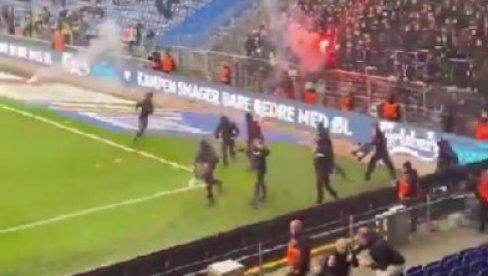 NAVIJAČI SPASAVALI ŽIVU GLAVU: Huligani željni krvi krenuli na teren u obračun (VIDEO) NAVIJAČI SPASAVALI ŽIVU GLAVU: Huligani željni krvi krenuli na teren u obračun (VIDEO)