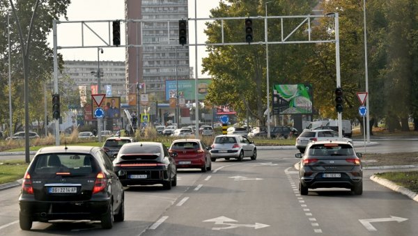 УКИНУТ ПАРКИРАЈ И ВОЗИ СЕ: Зона у улицама Владимира поповића и Ушће УКИНУТ ПАРКИРАЈ И ВОЗИ СЕ: Зона у улицама Владимира поповића и Ушће