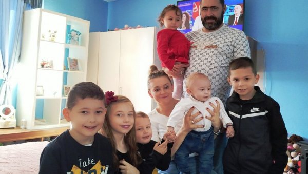 ВРАТИЛА ЖИВОТ У ДОМ МИЛОВАНОВИЋА: Јелена са Миломиром, братом гардисте Дражена, убијеног 5. октобра 2004, има шесторо деце ВРАТИЛА ЖИВОТ У ДОМ МИЛОВАНОВИЋА: Јелена са Миломиром, братом гардисте Дражена, убијеног 5. октобра 2004, има шесторо деце