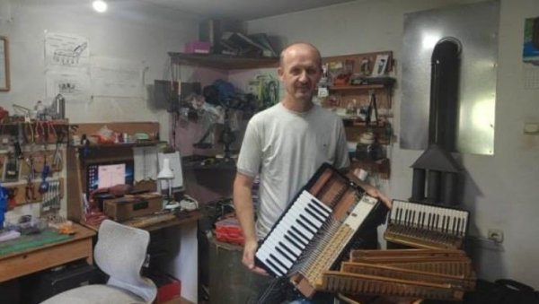 ХАРМОНИКАМА ВРАЋА ЗВУКЕ: Дубичанин Зоран Кондић поправља музичке инструменте две деценије ХАРМОНИКАМА ВРАЋА ЗВУКЕ: Дубичанин Зоран Кондић поправља музичке инструменте две деценије